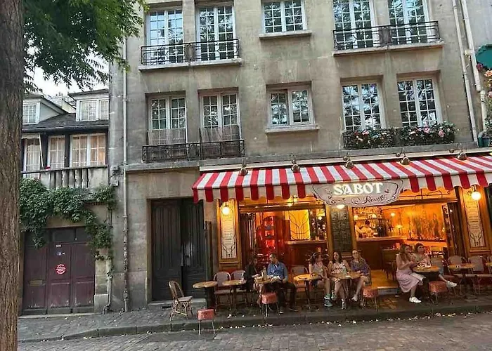 One Room Apartment In Paris Montmartre